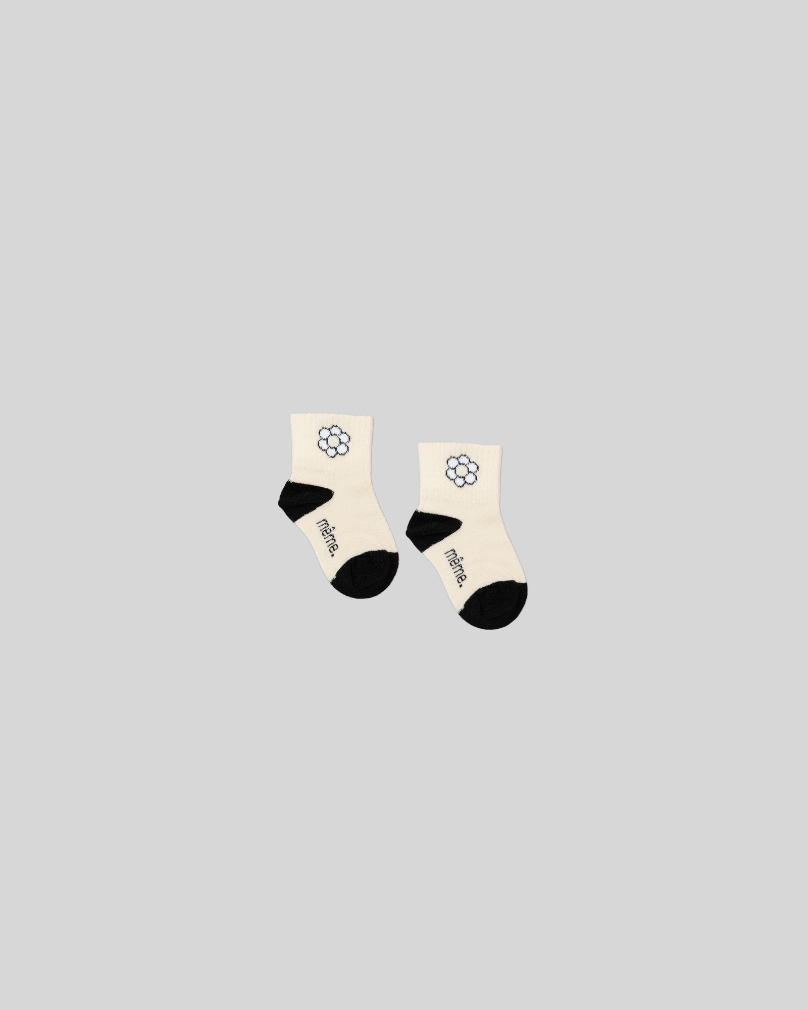 baby socks - daisy logo